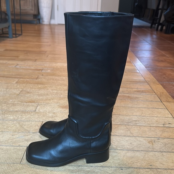 Gorgeous VINCE leather boots. - Picture 6 of 9